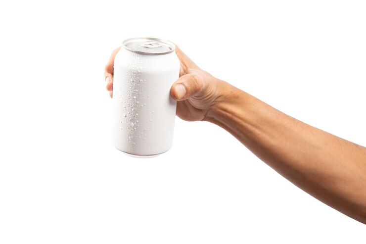 Foto mão masculina preta segurando uma maqueta de cerveja ou refrigerante branca fresca