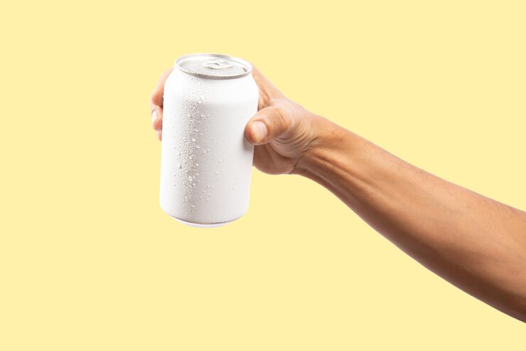 Foto mão masculina preta segurando uma maqueta de cerveja ou refrigerante branca fresca