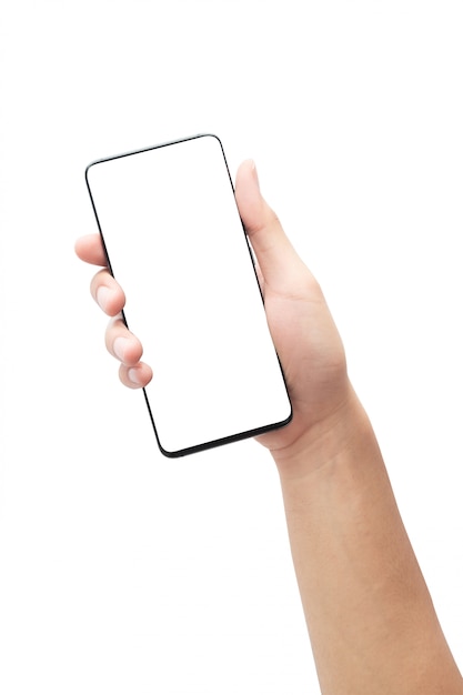 Mão masculina que mantem o telefone preto com a tela em branco isolada na parede branca com trajeto de grampeamento.
