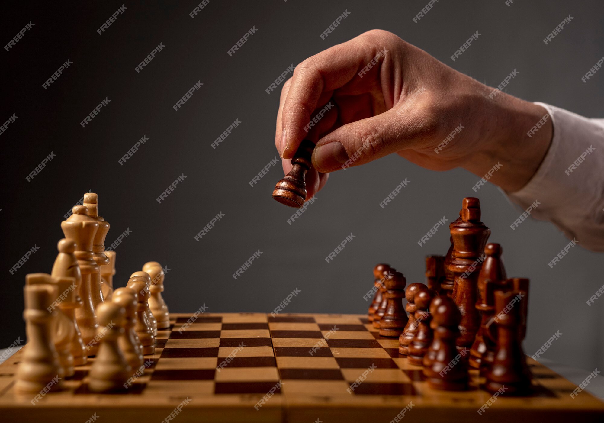 Mão masculina se movendo peão no tabuleiro de xadrez, começando o jogo.  fazendo o conceito de decisão de negócios.