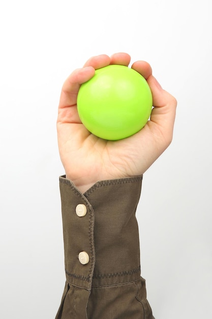 Mão masculina segura uma bola em um fundo branco