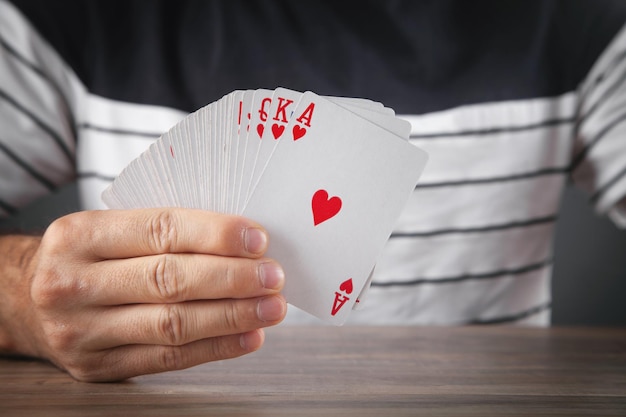 a mão do homem joga um baralho de cartas na mesa de jogo. 4757511 Foto de  stock no Vecteezy