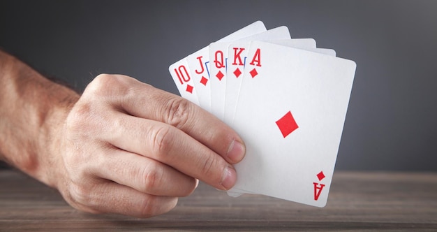 a mão do homem joga um baralho de cartas na mesa de jogo. 4757511 Foto de  stock no Vecteezy