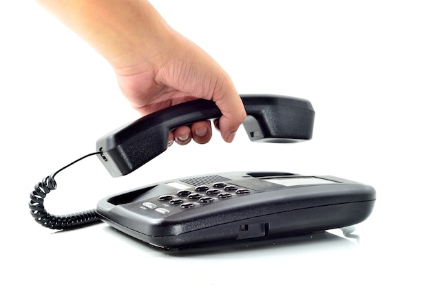 Mão masculina segurando o receptor do telefone