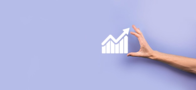Mão masculina segurando o símbolo do ícone do gráfico, analisando o gráfico do gráfico de crescimento dos dados de vendas e o mercado de ações na rede global Planejamento de estratégia de negócios e marketing digital