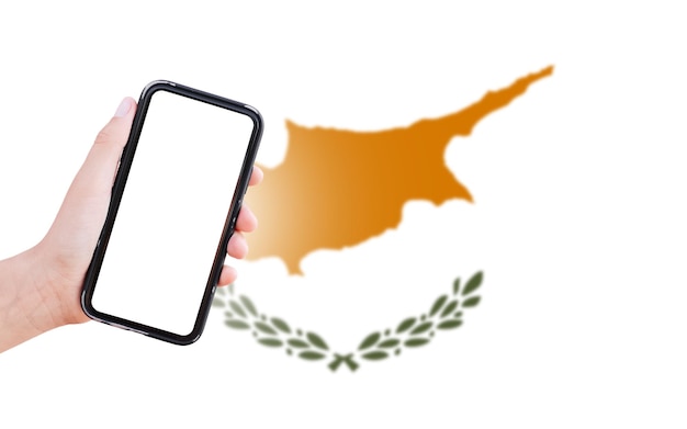 Mão masculina segurando smartphone com espaço em branco na tela no fundo da bandeira desfocada de Chipre Visão aproximada