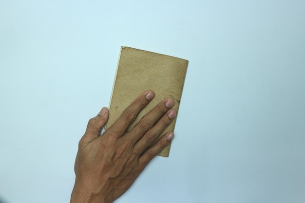 Foto mão masculina segurando um livro grunge isolado no branco