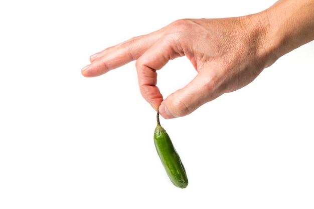 Mão masculina segurando uma pimenta malagueta isolada em um fundo branco.