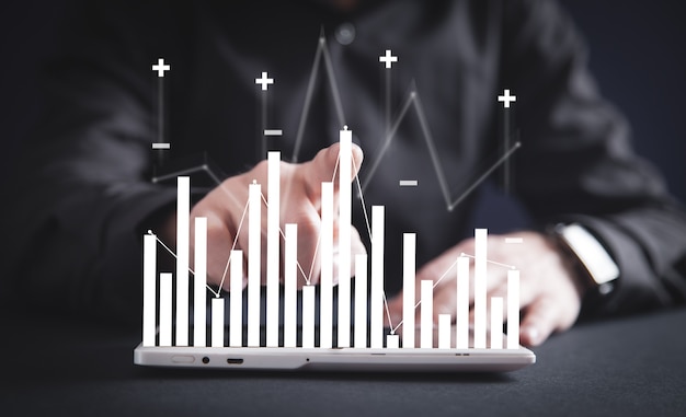 Mão masculina tocando no gráfico de negócios. crescimento. o negócio. sucesso