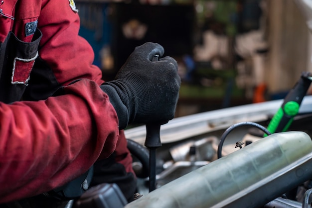 Mão mecânica trabalhando no motor da oficina