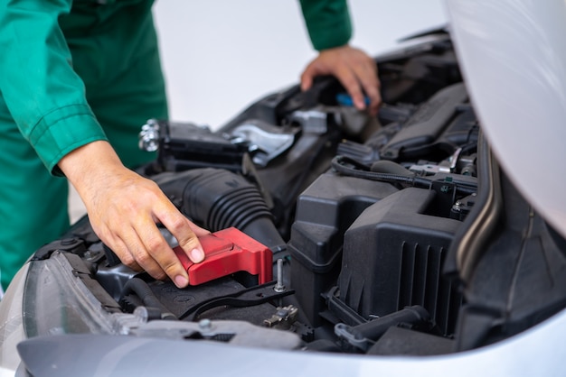 Mão mecânico profissional, fornecendo serviço de reparação e manutenção de automóveis