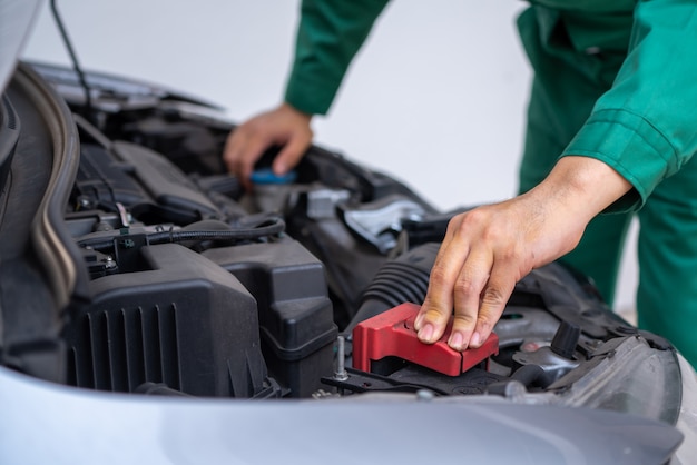 Mão mecânico profissional, fornecendo serviço de reparação e manutenção de automóveis