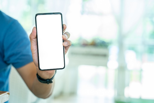 Mão mostrando a tela do smartphone em branco