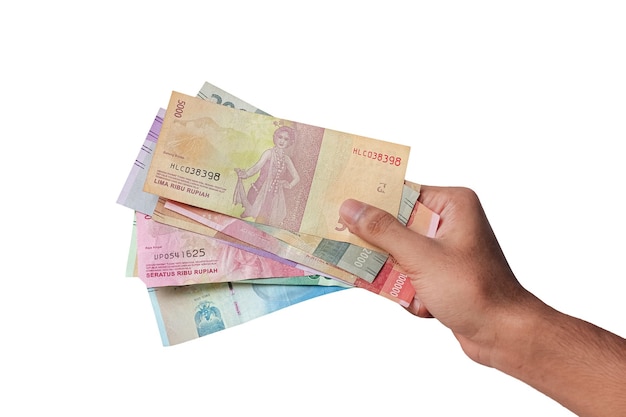 Mão mostrando dinheiro em rupias isolado no fundo branco. conceito de dinheiro indonésio