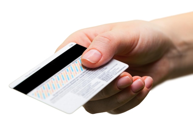 Mão mostrando o cartão de crédito isolado no fundo branco
