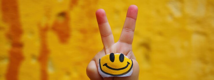 Foto mão mostrando sinal de paz com rosto sorridente