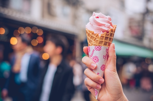 Mão mulher, segurando, waffle morango, ice cream, cone, ligado, bokeh, fundo