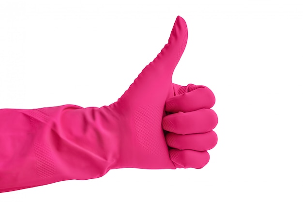 Mão na luva de borracha cor-de-rosa para limpar isolada sobre o fundo branco.