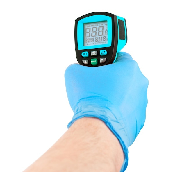 Mão na luva de látex médica azul apontando com termômetro sem contato infravermelho azul isolado no estado de exibição de maquete de fundo branco com tudo ligado