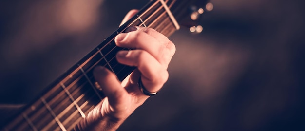 Foto mão no pescoço da guitarra