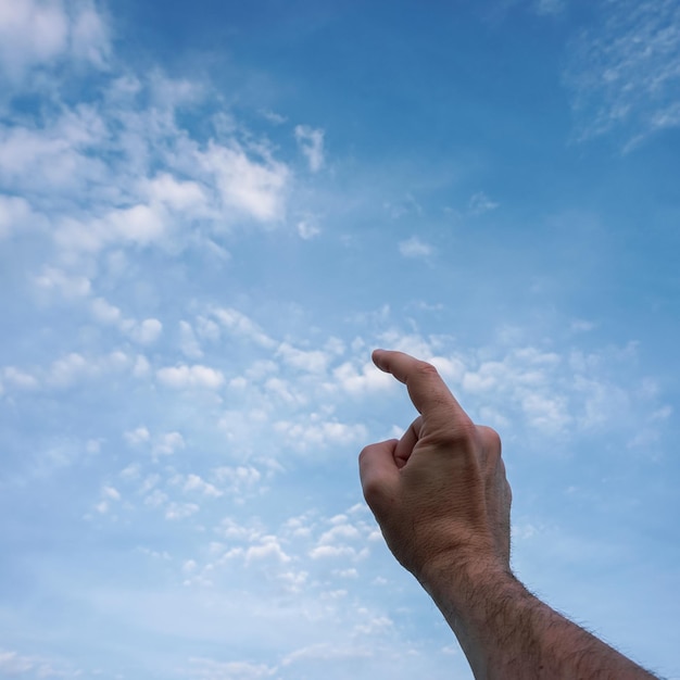 mão para cima gesticulando no céu azul sentimentos e emoções