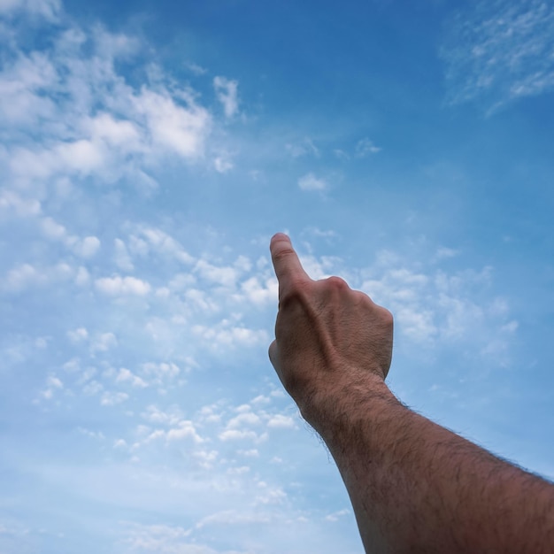 Foto mão para cima gesticulando no céu azul sentimentos e emoções