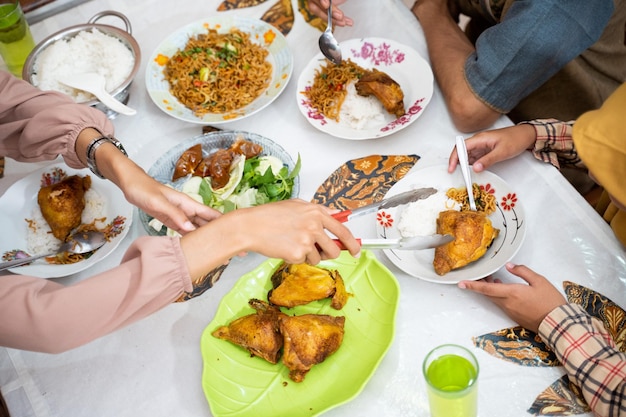 Mão preparando comida na mesa de jantar comida tradicional indonésia