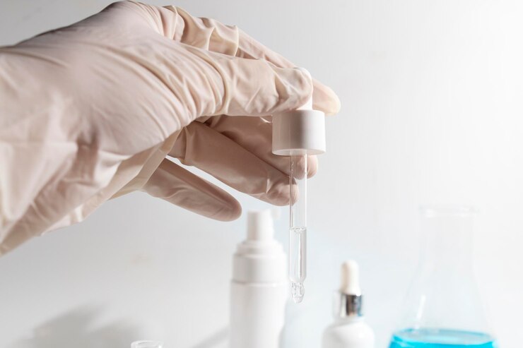 Foto mão recortada de cientista segurando dentaduras