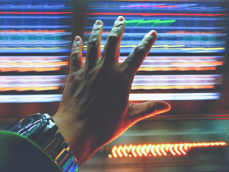 Foto mão recortada de homem tocando a tela do dispositivo iluminado