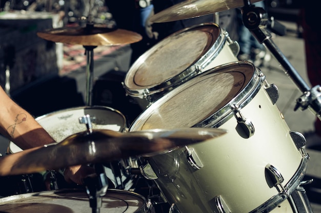 Mão recortada de homem tocando bateria