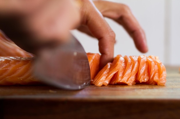 Mão recortada de pessoa a cortar carne