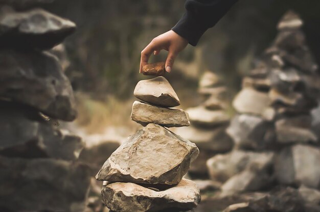 Foto mão recortada de pessoa empilhando pedras