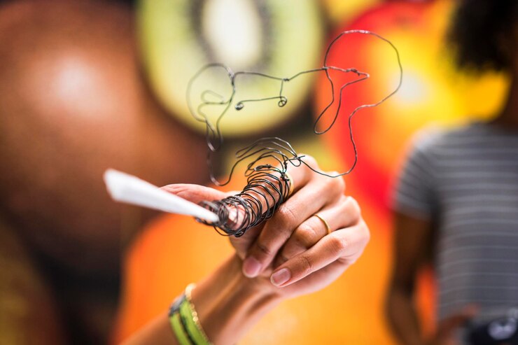 Foto mão recortada de pessoa segurando decoração de arame