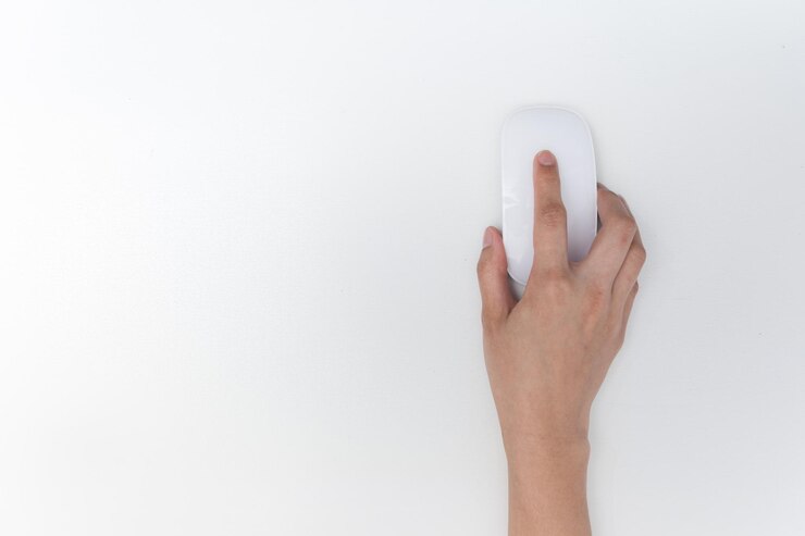 Foto mão recortada de pessoa segurando o mouse do computador sobre fundo branco