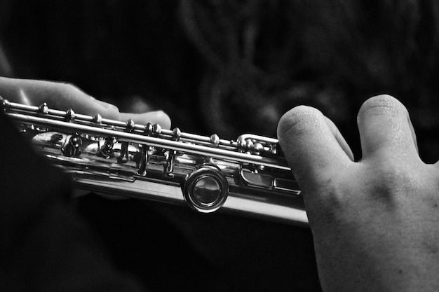 Mão recortada de pessoa tocando trompete