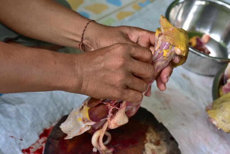 Foto mão recortada de um homem a preparar carne