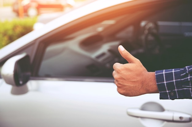 Mão recortada mostrando polegares para cima sinal de carro