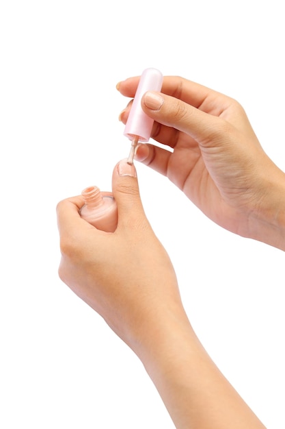 Mão recortada segurando produto de beleza contra fundo branco