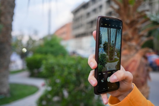 Mão recortada segurando telefone celular