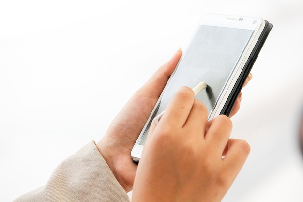 Mão recortada segurando um smartphone