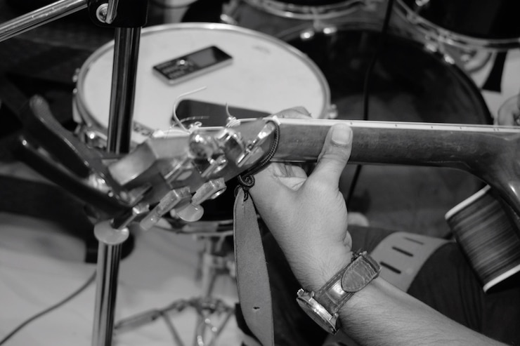 Foto mão recortada tocando guitarra