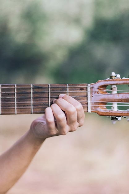 Foto mão recortada tocando um instrumento musical