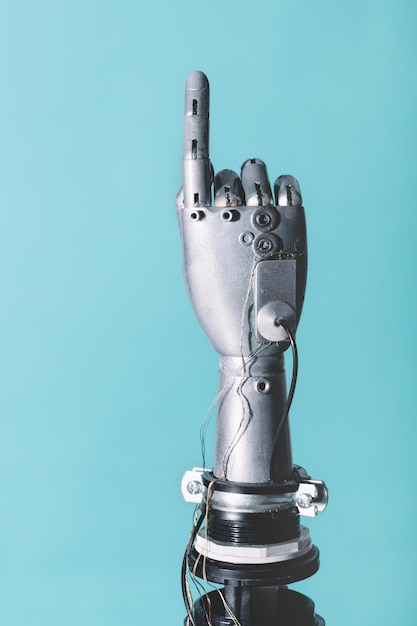 Mão robótica em estilo retro futuro apontando o dedo