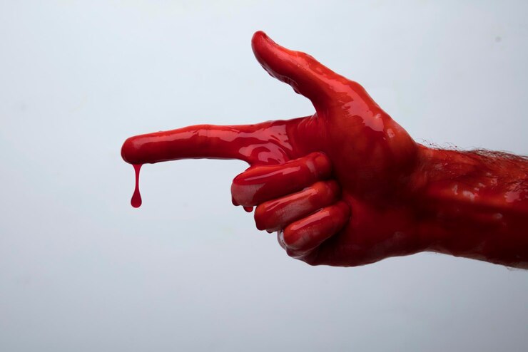 Foto mão sangrenta contra um conceito de horror de halloween de fundo claro
