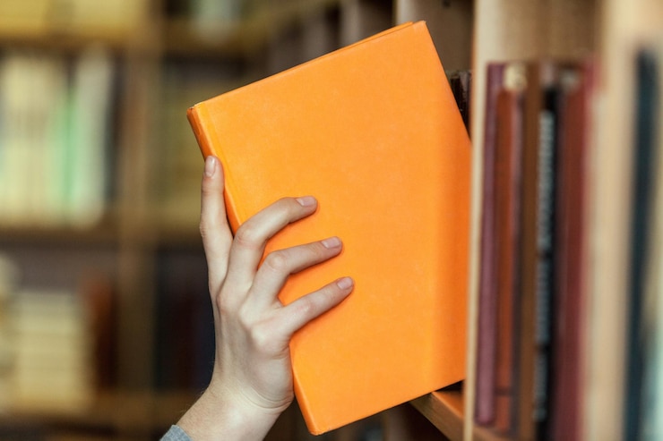Foto mão segura livro, livro de leis, sistema jurídico, biblioteca, biblioteca, legislação, pesquisa