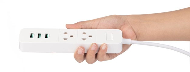 Mão segurando a barra de energia elétrica do soquete branco 2 tomadas com 3 USB em fundo branco