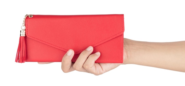 Mão segurando a bolsa de carteira vermelha de couro isolada no fundo branco