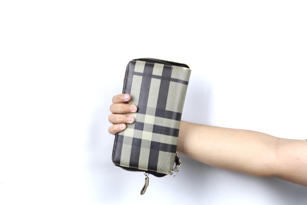 mão segurando a bolsa feminina de luxo isolada em um fundo branco