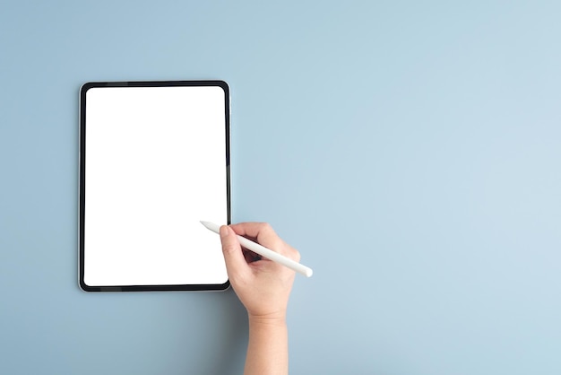 Mão segurando a caneta sobre tablet digital com espaço em branco na tela isolada em fundo cinza