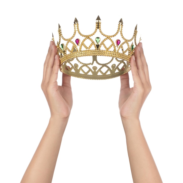 Foto mão segurando a coroa da princesa isolada em um fundo branco